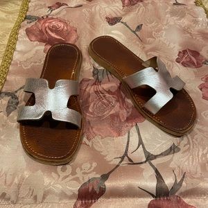 ❌SOLD❌ Silver “H” Oran style sandals